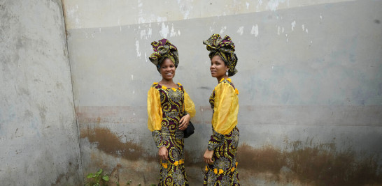Gemelas Oladapo Taiwo, izquierda, y Oladapo Kehinde, derecha, de 21 años, posan para fotografías durante el festival anual de gemelos en Igbo-Ora, suroeste de Nigeria, el sábado 8 de octubre de 2022. La ciudad celebra el festival anual para celebrar el alto número de gemelos y nacimientos múltiples. (Foto AP/Domingo Alamba)