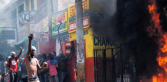 Imagen de incendios y manifestaciones callejeras en una comunidad de Haití.