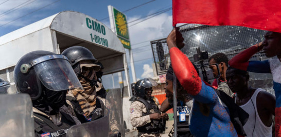 Un mujer increpa a policías durante una protesta en el día de Jean-Jacques Dessalines en Puerto Príncipe. AFP
