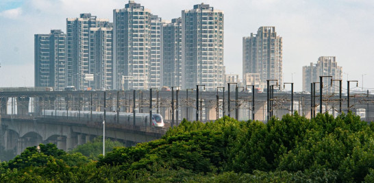 Un tren de alta velocidad circula por la línea ferroviaria Beijing-Guangzhou, el 20 de junio de 2022. (Xinhua/Xiao Yijiu)