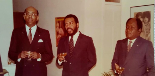 El embajador Guarionex Rosa (centro) brinda con el ministro de la Defensa Lafontane y el canciller, Jean Robert Estimé a su derecha. archivo