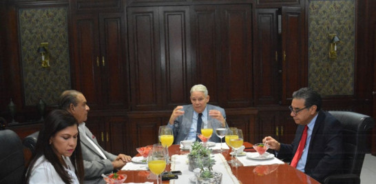 Los doctores Jorge Marte Báez y César Herrera, de Cedimat, conversan con el director de Listín Diario, Miguel Franjul y la periodista Doris Pantaleón, durante su participación en el Desayuno de Listín Diario.