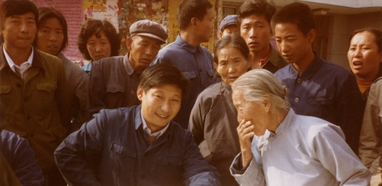 Xi Jinping, entonces secretario del Comité del Distrito de Zhengding del PCCh, escucha opiniones de los aldeanos, en Zhengding, en la provincia septentrional china de Hebei, en 1983. (Xinhua)