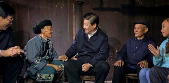 Xi Jinping habla con lugareños en la aldea de Shibadong de la provincia central china de Hunan, el 3 de noviembre de 2013. (Xinhua/Lan Hongguang)