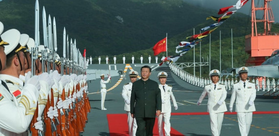 Xi Jinping pasa revista a la guardia de honor a bordo del portaviones Shandong, en un puerto naval en Sanya, ciudad de la provincia sureña china de Hainan, el 17 de diciembre de 2019. (Xinhua/Li Gang)