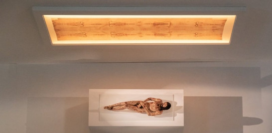 Presentación volumétrica del cuerpo de Cristo, junto a imagen de la Sábana Santa, vistas desde arriba. Foto: The Mistery Man/ArtiSplendore.