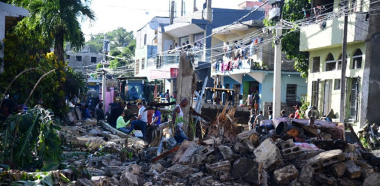 Las lluvias afectaron varias viviendas en el barrio La Ochocienta de Los Ríos en Santo Domingo Oeste, donde familias también perdieron sus enseres. raúl asencio /listín diario