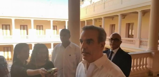 El presidente dominicano Luis Abinader al hablar a periodistas esta tarde en un pasillo del Palacio Nacional, donde se refirió al tema de las deportaciones de haitianos.