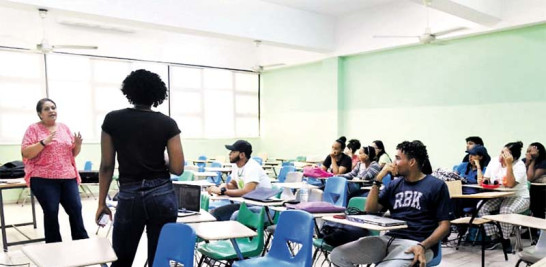 Computadora en manos, estudiantes de la Universidad Católica participan de la docencia virtual y comparten presencialmente. LEONEL MATOS