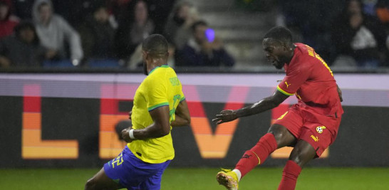El ghanés Iñaki Williams (derecha) remata frente al brasileño Gleison Bremer durante el partido amistoso en Le Havre, Francia, el 23 de septiembre de 2022.