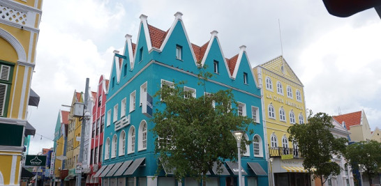 La capital de Curazao, Willemstad, se destaca por el colorido de sus edificaciones.