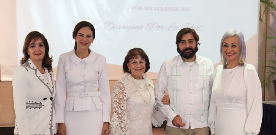 Mayra Fondeur, Celeste Pérez, María Cristina de Farías, el padre Tomás García y Mayra Hazim.