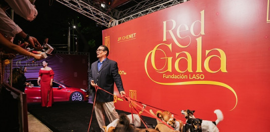 Invitado de la Red Gala con sus perros
