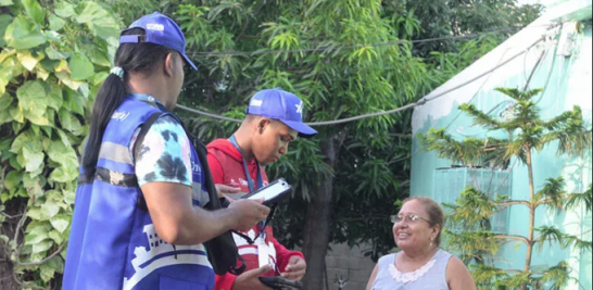 Empadronadores del Décimo Censso Nacional hablan con una residente a la llegada a su hogar. / Archivo