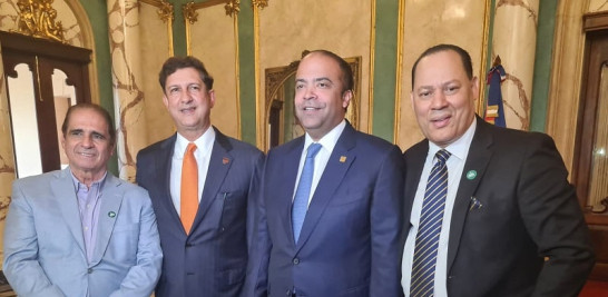 En Palacio Nacional, desde la izquierda, Héctor J.Cruz, editor deportivo de Listin Diario, Ing. Manuel Estrella, presidente de Cibao FC, Samuel Pereyra, administrador del Banco de Reservas y Franklyn Mirabal, editor deportivo de Hoy.