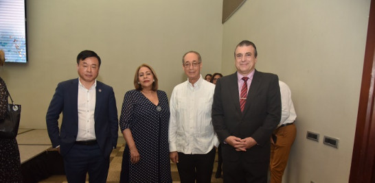 Richard Wu, Luisa de Aquino, Luis Felipe Aquino y Fernando Moreno.