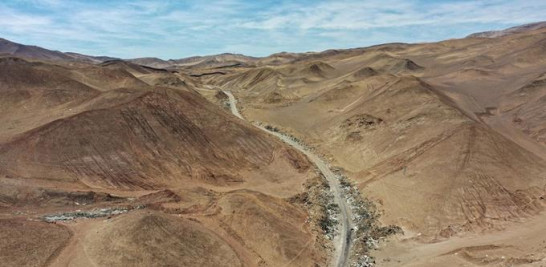 En medio de paisajes que cautivan por su belleza y austeridad, estas manchas de desechos aparecieron en varias partes del desierto, un territorio de más de 100.000 kilómetros cuadrados. Martin Bernetti / AFP