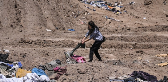 Toneladas de ropa usada son arrojadas entre los cerros polvorientos que rodean la comuna. Martin Bernetti / AFP