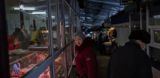 Una mujer compra carne en un mercado en Kiev, Ucrania, ayer jueves 1 de diciembre de 2022.  ap
