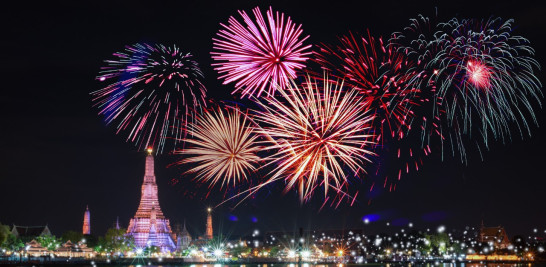 Celebración de fuegos artificiales, Wat Arun, Bangkok, Tailandia