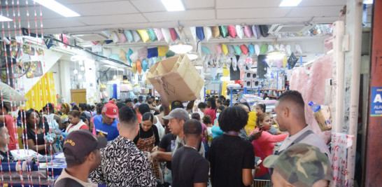 Personas comprando en tiendas de la avenida Duarte con Paris. José Alberto Maldonado / LD