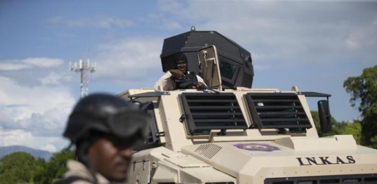 Oficiales de policía en un vehículo blindado patrullan la terminal de combustible de Varreux en Puerto Príncipe, Haití, el lunes 7 de noviembre de 2022.
