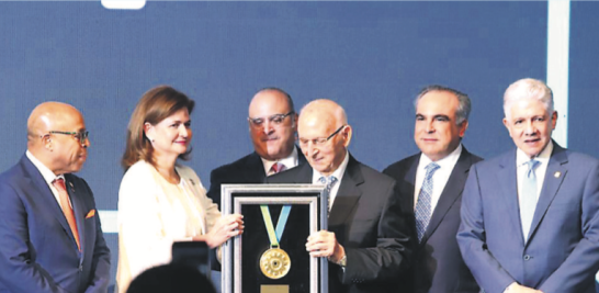 La Asociación de Industrias de la República Dominicana reconoció al empresario Héctor José Rizek Llabaly con el Galardón al Mérito Industrial al conmemorar el 60 aniversario de la fundación de la institución.