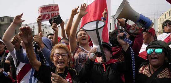 Los opositores al presidente peruano Pedro Castillo se manifiestan cerca de la estación de policía adonde llegó y su estado no quedó claro de inmediato, en Lima, AP