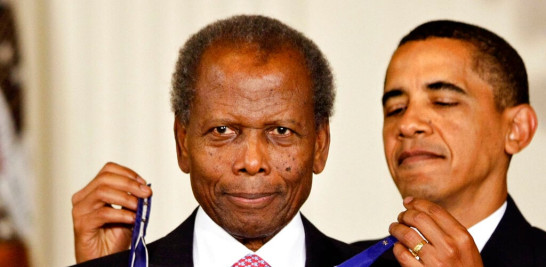 El presidente Barack Obama le coloca la Medalla Presidencial de la Libertad al actor Sidney Poitier en una ceremonia en la Sala Este de la Casa Blanca, el 12 de agosto de 2009, en Washington. (AP Foto/J. Scott Applewhite, archivo)