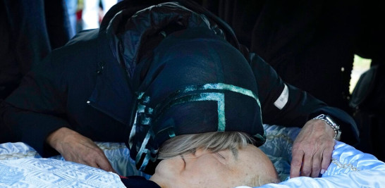 Irina Virganskaya, hija del expresidente soviético Mijaíl Gorbachov, se despide de él por última vez durante su funeral en el cementerio Novodevichy, el sábado 3 de septiembre de 2022, en Moscú, Rusia. (AP Foto/Alexander Zemlianichenko, Pool)