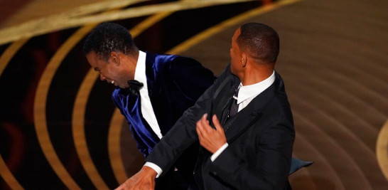 Will Smith, derecha, le da una bofetada al presentador Chris Rock en el escenario durante el anuncio de la cinta ganadora del Premio de la Academia a mejor documental en los Oscar el 27 de marzo de 2022 en el Teatro Dolby en Los Angeles. (Foto AP/Chris Pizzello)