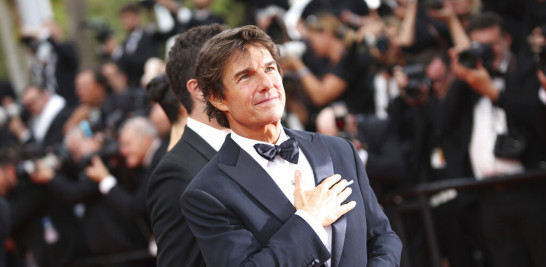 Tom Cruise hace un gesto en el estreno de su película "Top Gun: Maverick" en la 75a edición del Festival de Cine de Cannes, en Francia el 18 de mayo de 2022. (Foto Vianney Le Caer/Invision/AP, archivo)