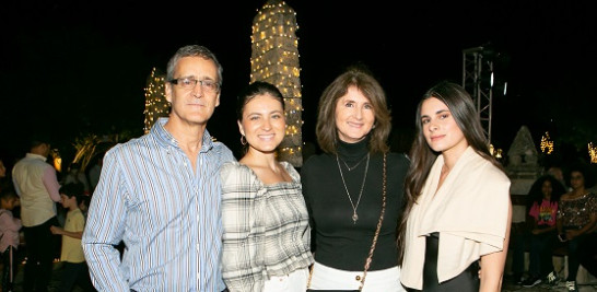 Enrique Domínguez, Paula Domínguez, Liz Domínguez y Leticia Coudray