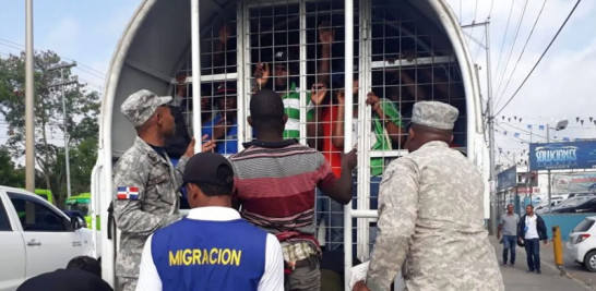 Haitianos ilegales son conducidos a una unidad para fines de repatriación. listín diario