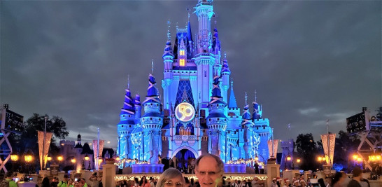 La autora y su esposo posan frente al Castillo de Cenicienta, en el Reino Mágico. FUENTE EXTERNA