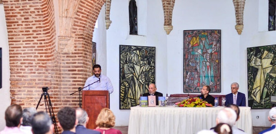 Jaime Read, presenta los libros, se observan Dennis Simó, Pablo Uribe y Mariano Mella.