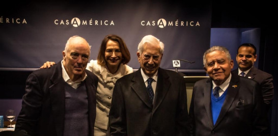 De izquierda a derecha: Bernardo Vega, Soledad Álvarez, Mario Vargas Llosa, Juan Bolívar Díaz.

Fotografía: @jcgl_90