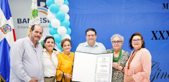 Familia Sanz Lovatón recibe homenaje póstumo a Zaida Ginebra