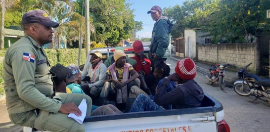 Camioneta trasladando a ocho nacionales haitianos apresados por cultivar yautías en un conuco en el Parque Nacional Los Haitises. Fuente externa.