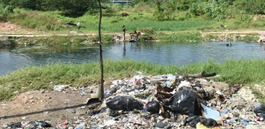 En La Zurza, las familias que residen en el sector hicieron poco caso a las advertencias de las autoridades sobre la presencia de la bacteria del cólera en agua del río Isabela.