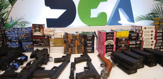 Imágenes de armas de distintos calibres y cajas de municiones incautadas por agencias de inteligencia del Estado.