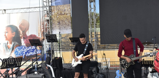Guitarristas que conforman la banda musical para la Batalla de la Fe 2023. Foto: Jorge Martinez/LD.