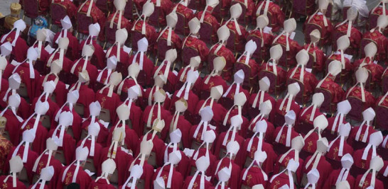 Religiosos asisten al funeral del papa emérito Benedicto XVI en la Plaza de San Pedro, ayer. AP