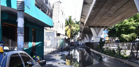 Vista de la avenida 27 de Febrerro que se mantiene obstaculizada debido a la gran cantidad de agua posada que dificulta el paso de los transeúntes. Foto: José Alberto Maldonado/LD.