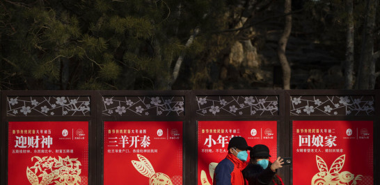 Visitantes con mascarilla posan ante varios carteles del Año del Conejo en un parque público en Beijing, el día de Año Nuevo del calendario lunar, el domingo 22 de enero de 2023.

Foto: AP/Mark Schiefelbein