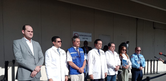 Daniel Rivera y comisión de funcionarios del sector salud recibiendo cargamento de vacunas.