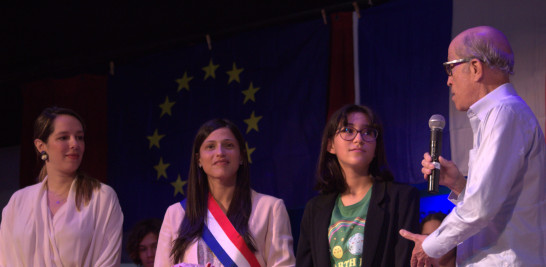 Sofía Mejía recibe medalla "Asamblea Nacional"