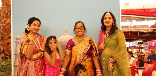 Prianka e hija,  Lavanya, Arepalli y Poonam