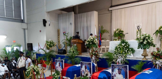 Los ataúdes de tres policías asesinados por bandas armadas se exhiben durante una ceremonia fúnebre en la Escuela Nacional de Policía en Puerto Príncipe, Haití, el 31 de enero de 2023. Catorce policías han sido asesinados por bandas armadas desde principios de 2023 , según el Sindicato Nacional de Oficiales de Policía de Haití. Richard Pierrin / AFP