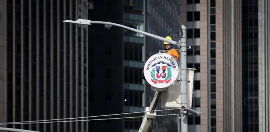 Escudo de RD en la Sexta avenida de Nueva York.